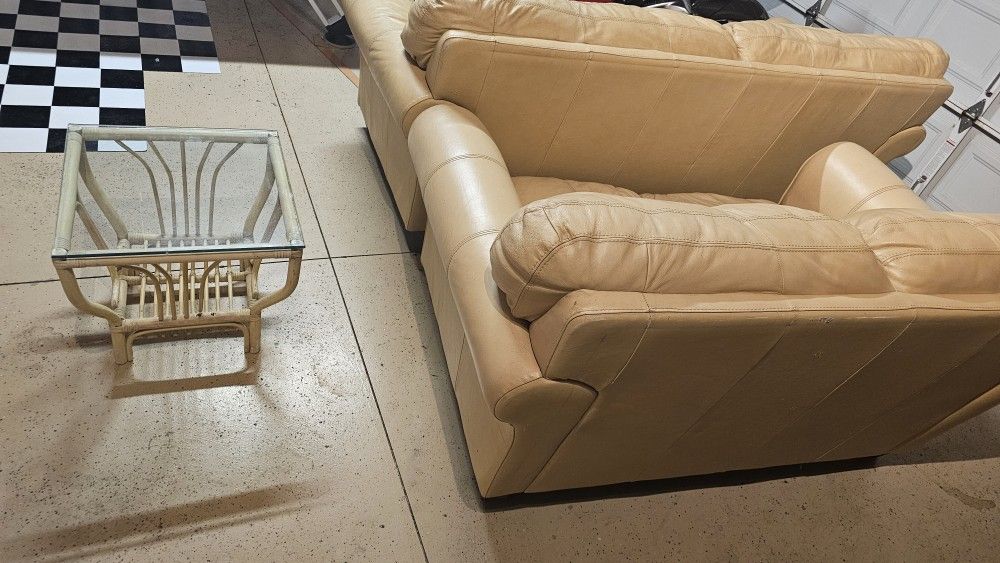Free Sofa Set