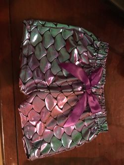 Mermaid short, tornasol 18-24 meses estira ,$10 PRECIO FIRME