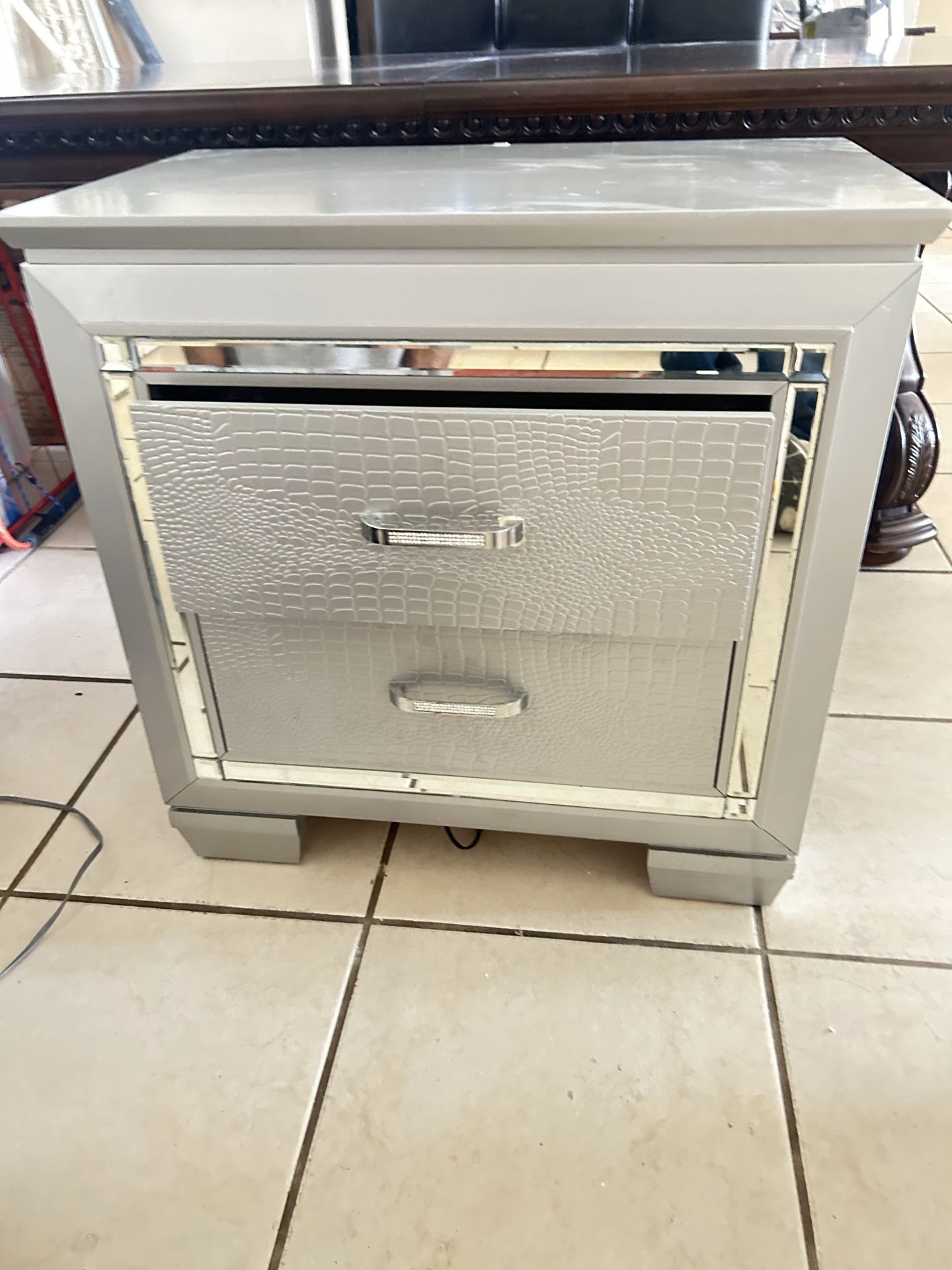 Mirrored Silver Nightstand – 2 Drawers