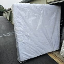 USED PUFFY KING MEMORY FOAM MATTRESS IN GOOD CONDITION 