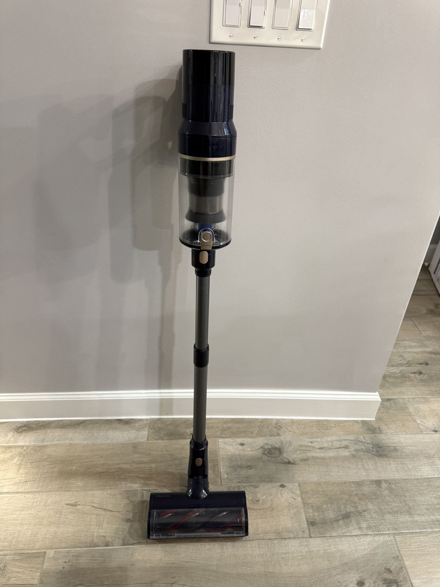 Cordless / Stick Vacuum Cleaner - excellent / like new condition