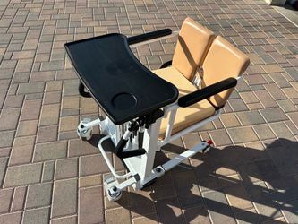 Manual hydraulic patient lift used like new