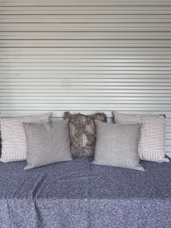 Bundle of 5 pillows - Model home decor
