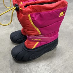 Sorel snow shoes in size 5
