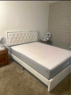 Cama queen buenas condiciones tiene su control para cambiar el color de lux