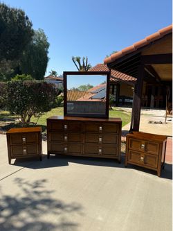 BEAUTIFUL!! 4-Piece Wood Bedroom Set with Dresser, Mirror & 2 Nightstands (Read Description)