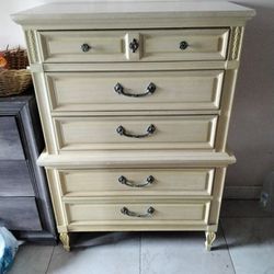 Vintage Dixie Furniture Company French Style Provincial 5 Drawer's Dresser.