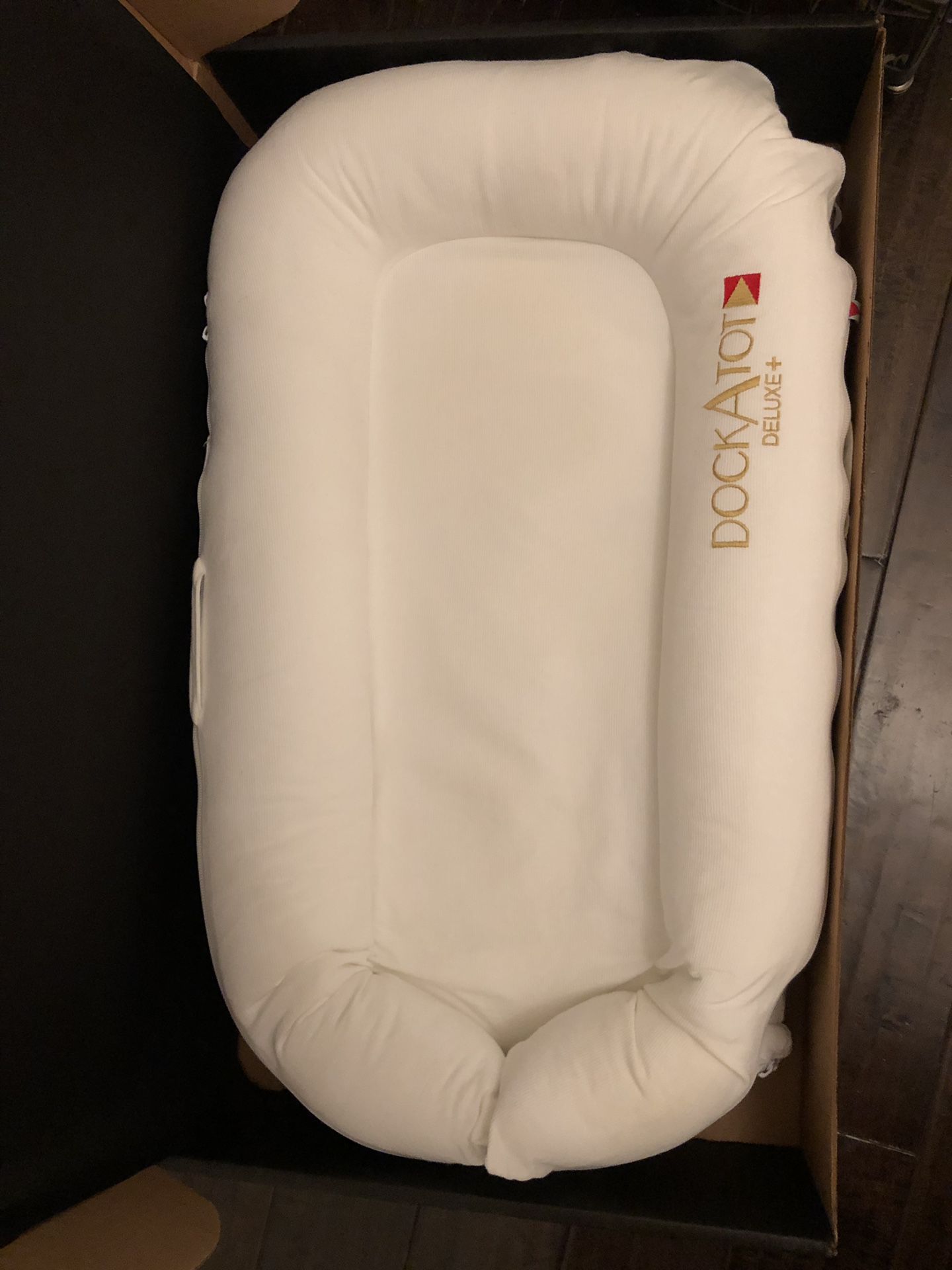 DockATot Deluxe in Pristine White with toy arch- Like New!