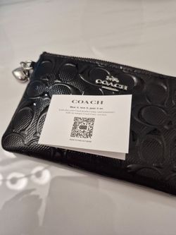 Coach AUTHENTIC NWOT Wristlet with removable Coach heart charm 💜
