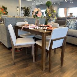 Beautiful 5-Pc Oak Dining Table Set NEW