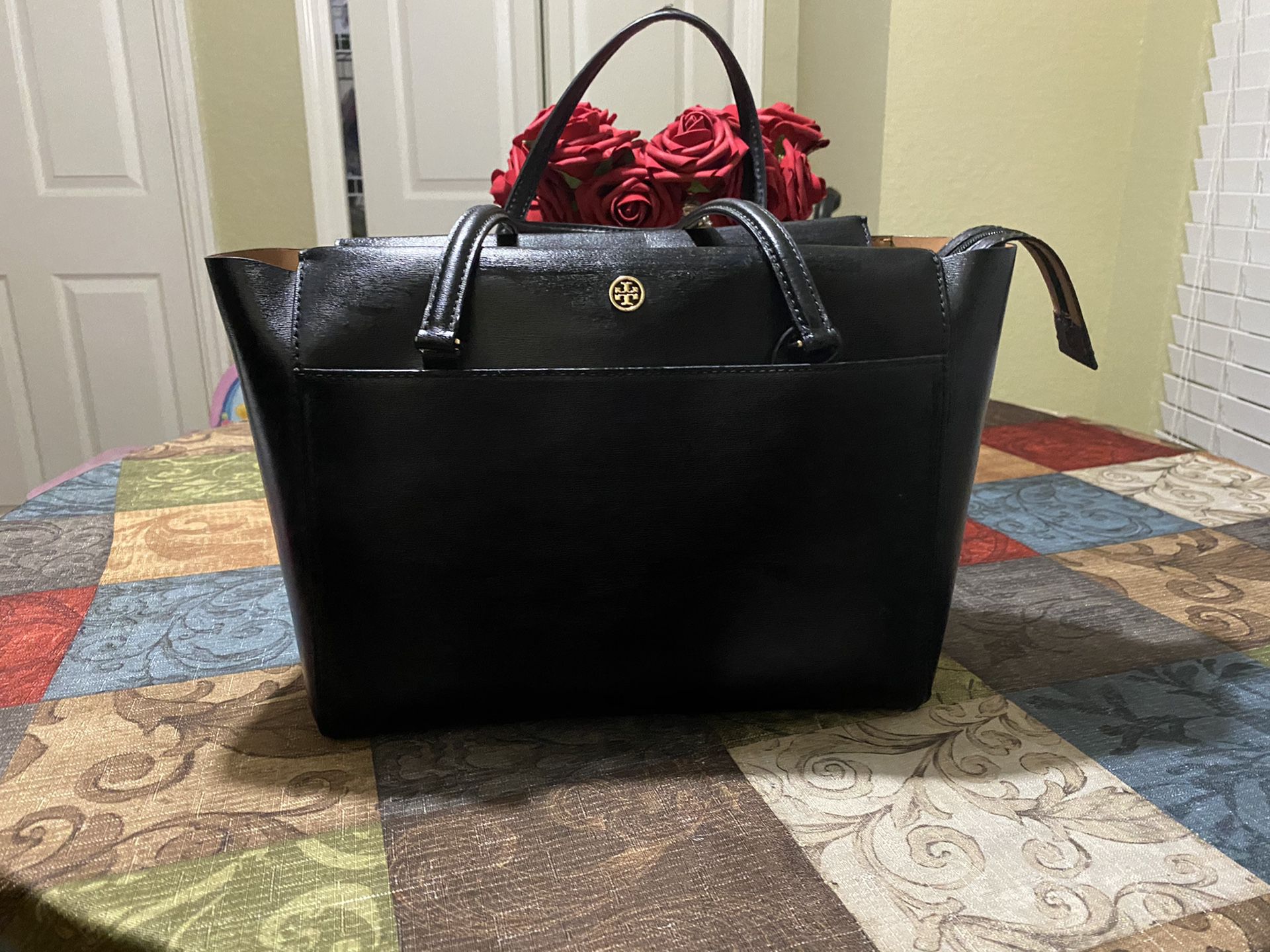 Authentic Tory Burch purse. Good condition