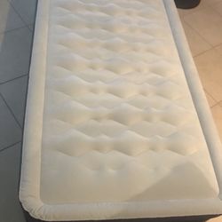 Twin Intex Airbed With Built in Fast-fill Air Pump AP619C