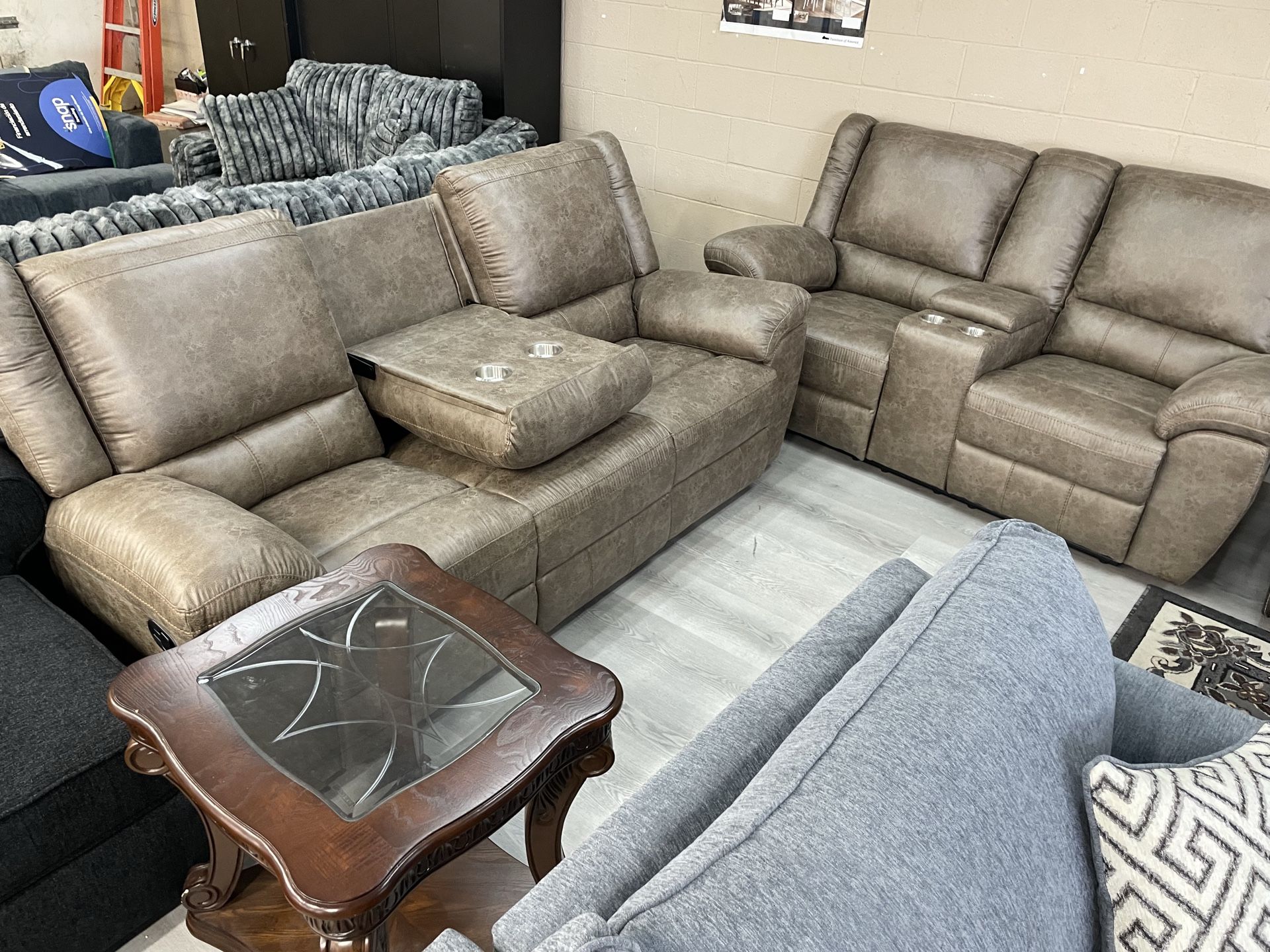 RECLINER SET WITH DROP DOWN TABLE