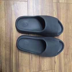 Adidas Yeezy slide onyx size 11 for Sale in Union, NJ - OfferUp