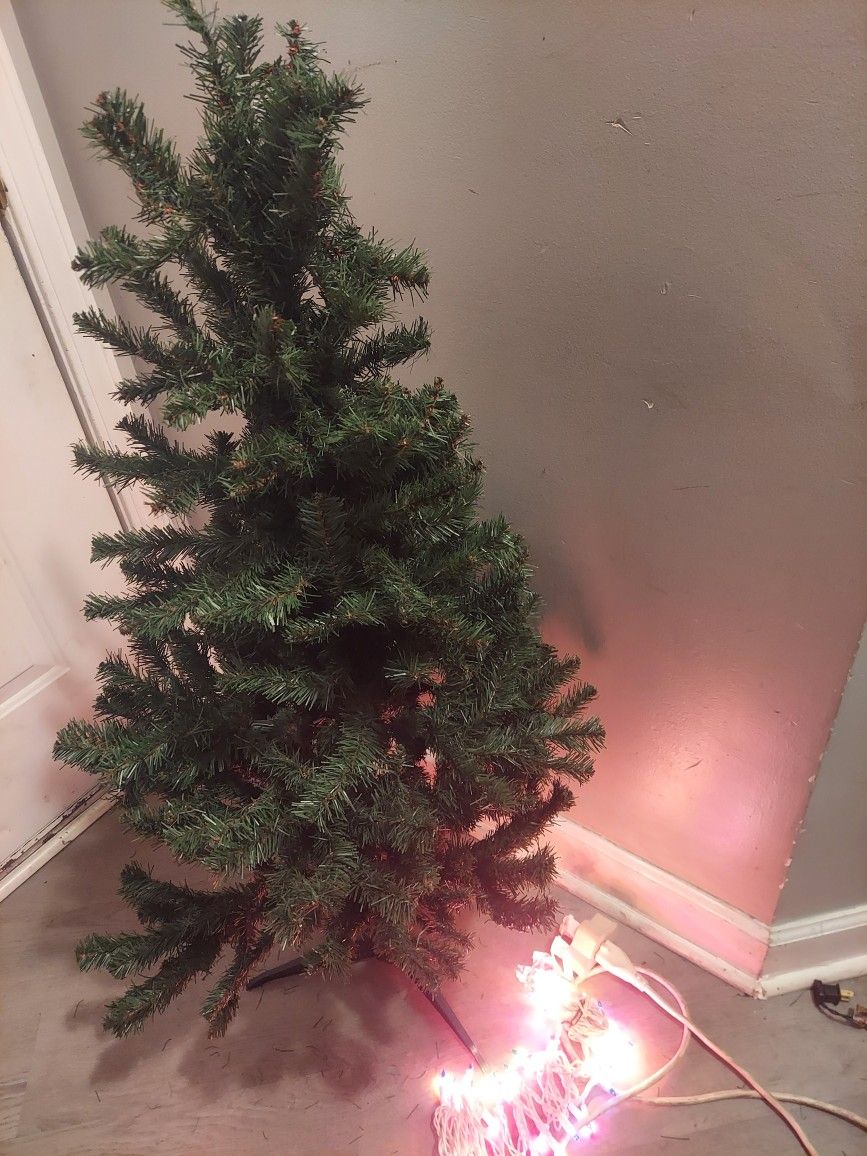 New Christmas Tree 4 Ft With New Light