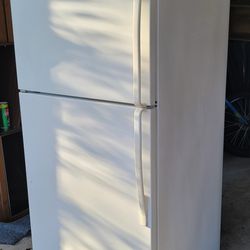 Whirlpool refrigerator in great condition. Se Habla Español