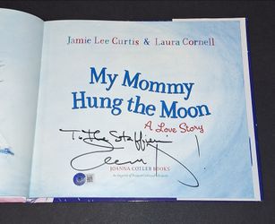 🔥Jamie Lee Curtis Signed Autographed Book My Mommy Hung the Moon Beckett COA🔥