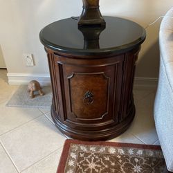 Gorgeous End Table  Like New. Bears Furniture