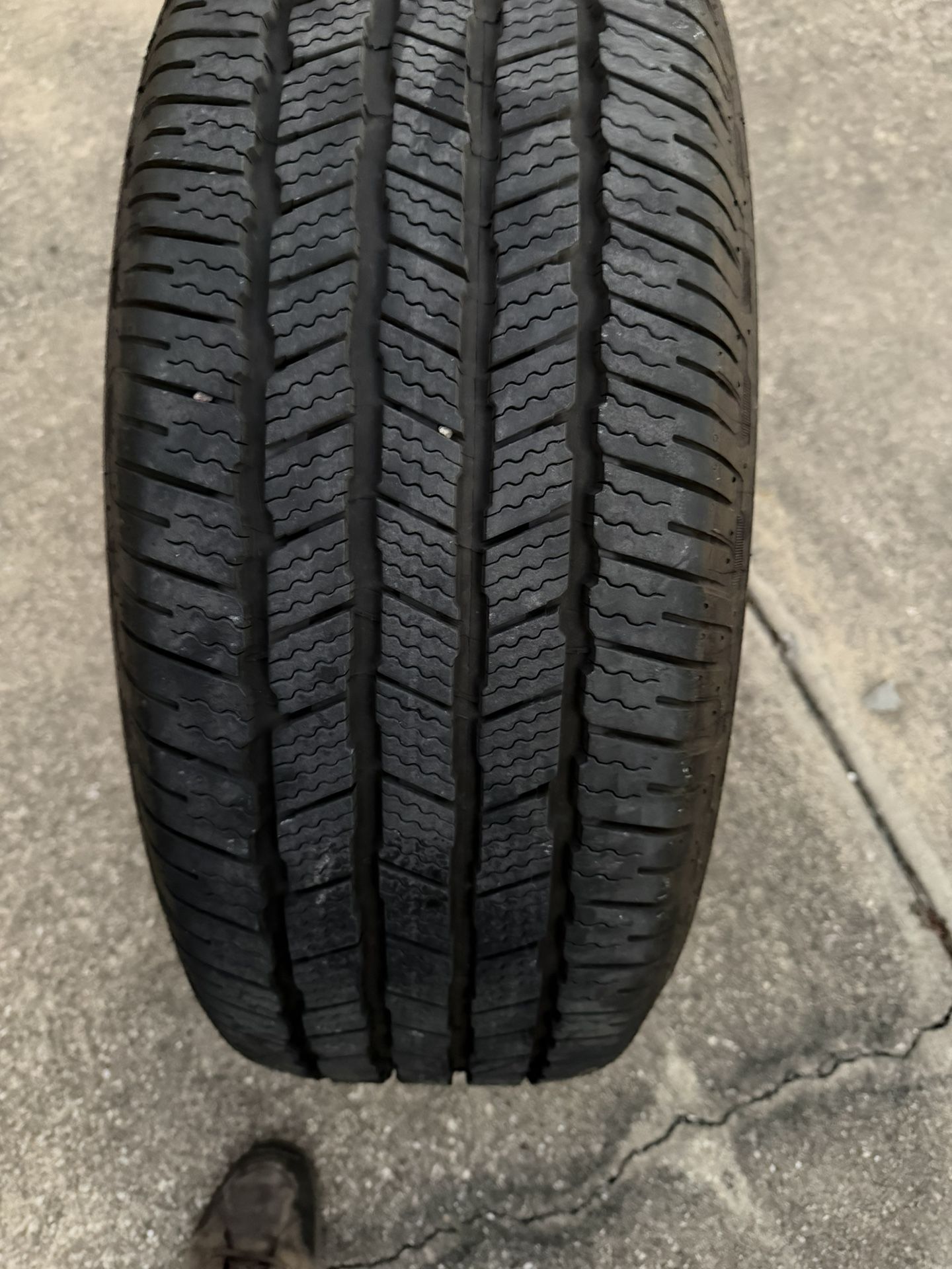 1 michelin defender LTX tire , 275/60/20