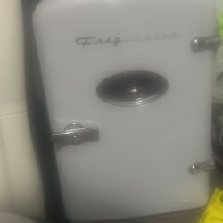 Mini Fridge It Works I Got It A Week Ago Just Don’t Have Space For It Anymore 
