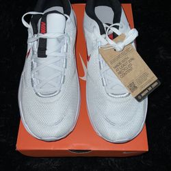 NIKE LEGEND ESSENTIAL 3.  N N NEW