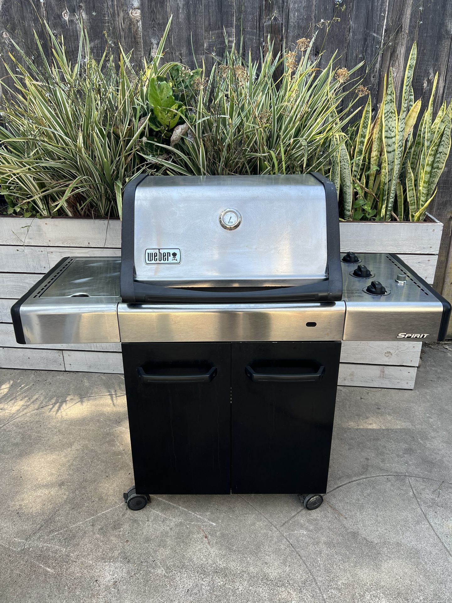 Weber Grill With 2 Propane Tanks - Great For July 4th!