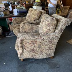Pair of Vintage Floral Upholstered Armchairs – Comfortable & Stylish