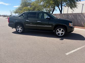 2013 Chevy Avalanche LTZ fully loaded