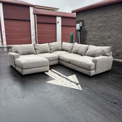 **FREE DELIVERY** Beautiful Modern Grey L Shaped Sectional Couch