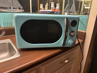 Like New- Galanz Microwave 0.7 Cu ft Retro Countertop