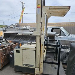 Crown Order Picker Forklift 