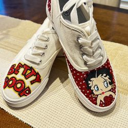 ** Hand-Painted Custom Shoes** **Zapatos Personalizados Pintados a Mano**