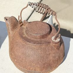 Heavy Cast Ironkkettles Wagner in Sidney, Ohio. 3 Quarts(12cups)