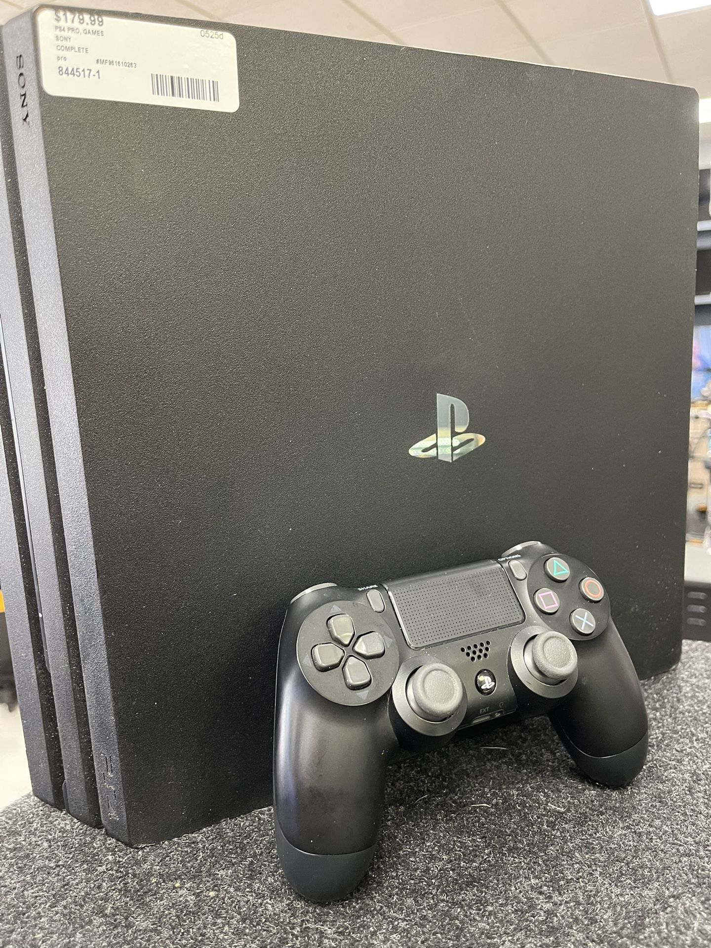 PS4 PRO with controller 844517-1