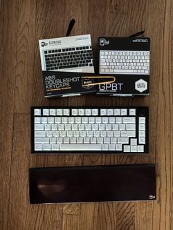 Glorious Mechanical Gaming Keyboard 75%  with extra Black and White Keycaps — Like New