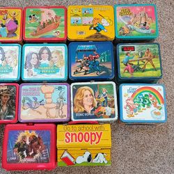 Entire  lot of 14 vintage lunch box collection They're not perfect but priced to sell to The collector who appreciates them from our parents estate.
S