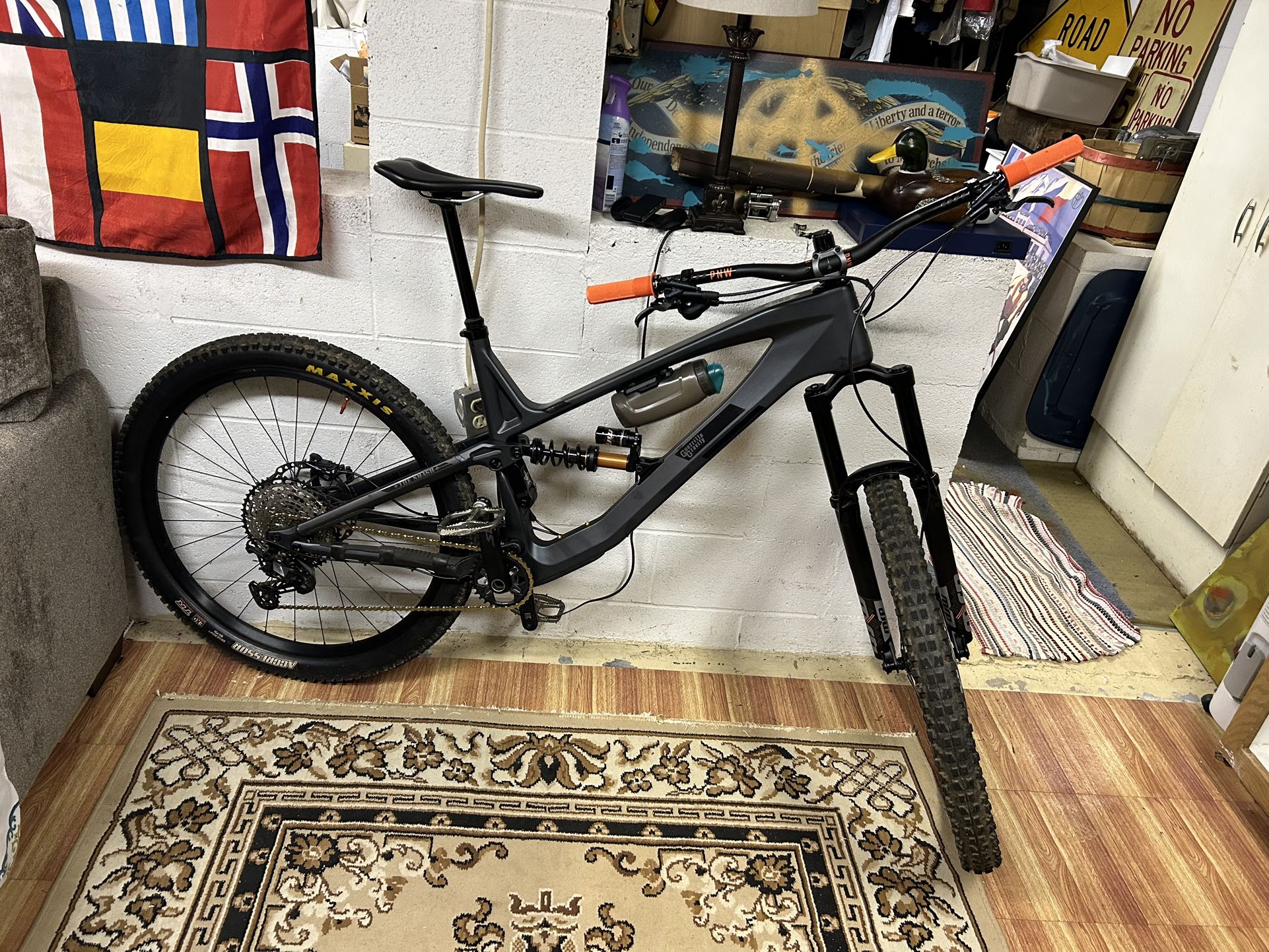 Carbon Fiber Guerrilla Gravity Custom Made Full Suspension Mountain Bike 
