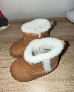 Carters fluffy boots girl