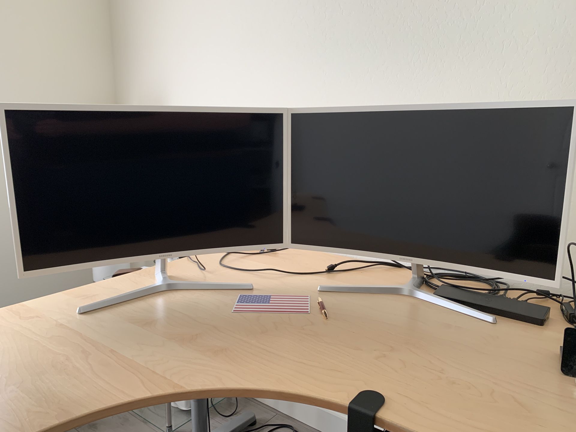 Dual 32” Samsung Monitors with Display Link docking stations