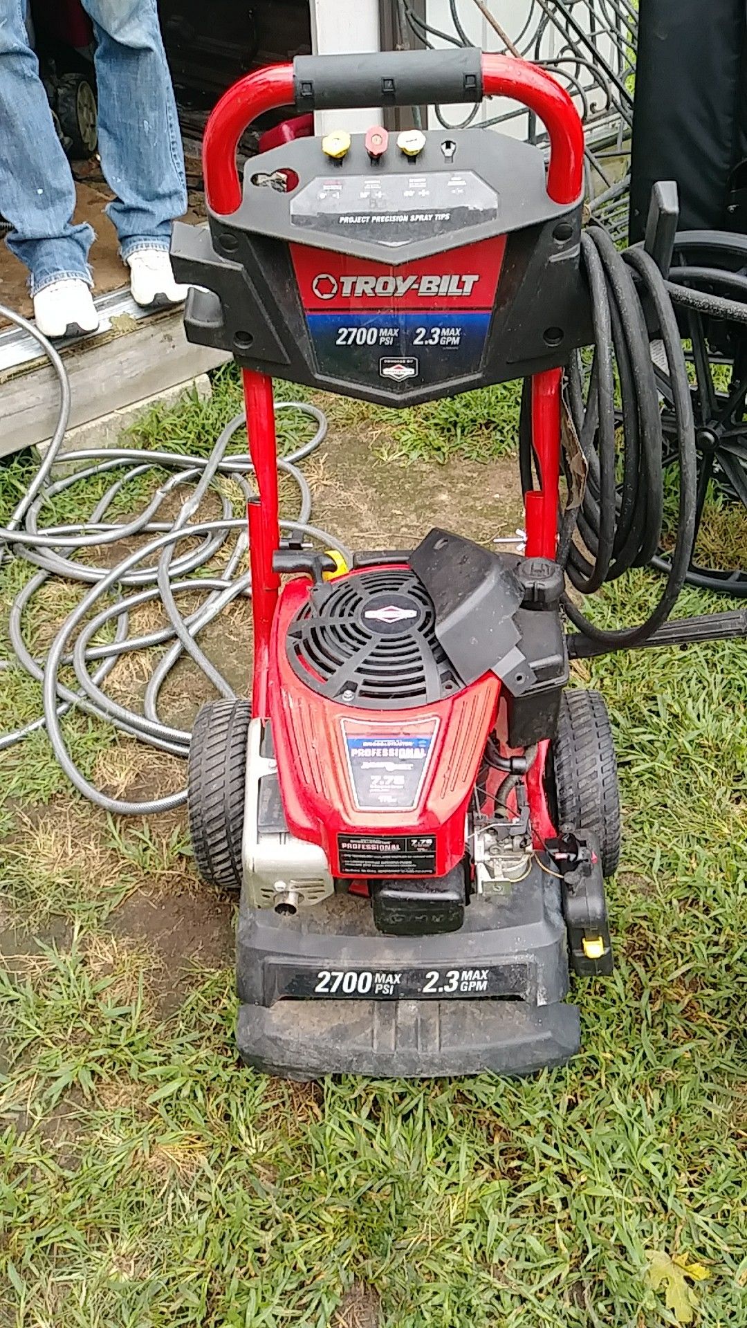 2700 psi troy built pressure washer works excellent .