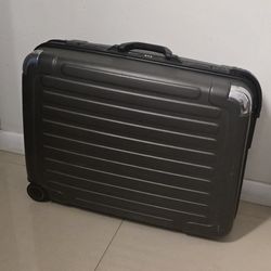 
A medium-sized Eminent brand suitcase measures 26 inches wide, 9 inches deep, and 20 inches high