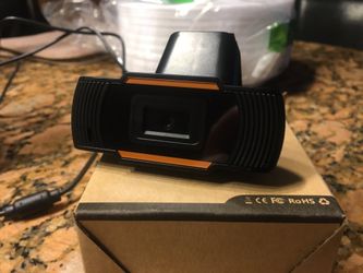 Full HD 1080p web camera / Built in microphone / usb plug and play / Use with Zoom!