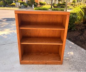 Nice solid oak bookcase in great shape!