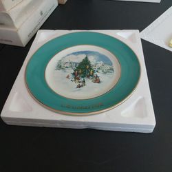 Avon Christmas Plate 1978  Trimming The Tree