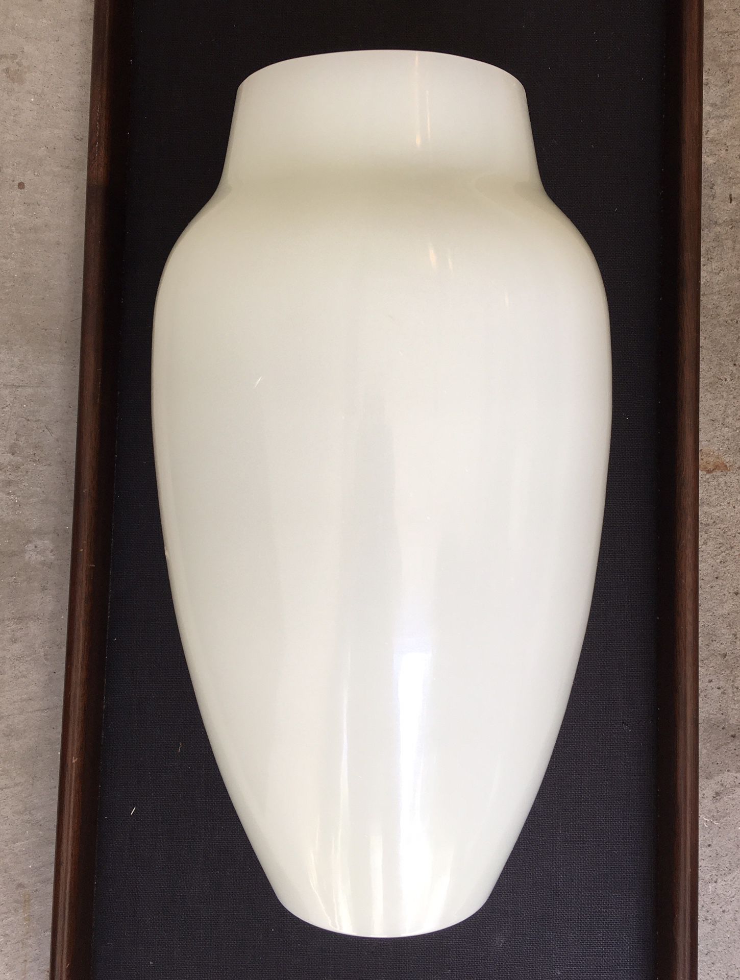 Robert Kuo handblown white jade pecking glass vase with artist signature