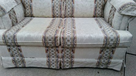 Love seat 🚬 free home.pet free home