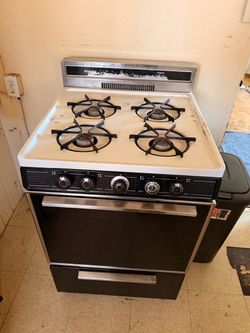 USED WORKS small unit Premier Gas Range 4-Burner Stove with Oven