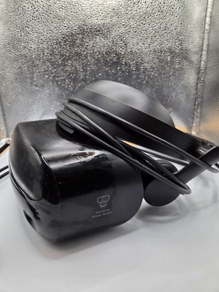 SAMSUNG HMD Odyssey+ Windows Mixed Reality Headset with 2 Wireless Controllers