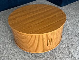 Coffee Table, like new, with storage