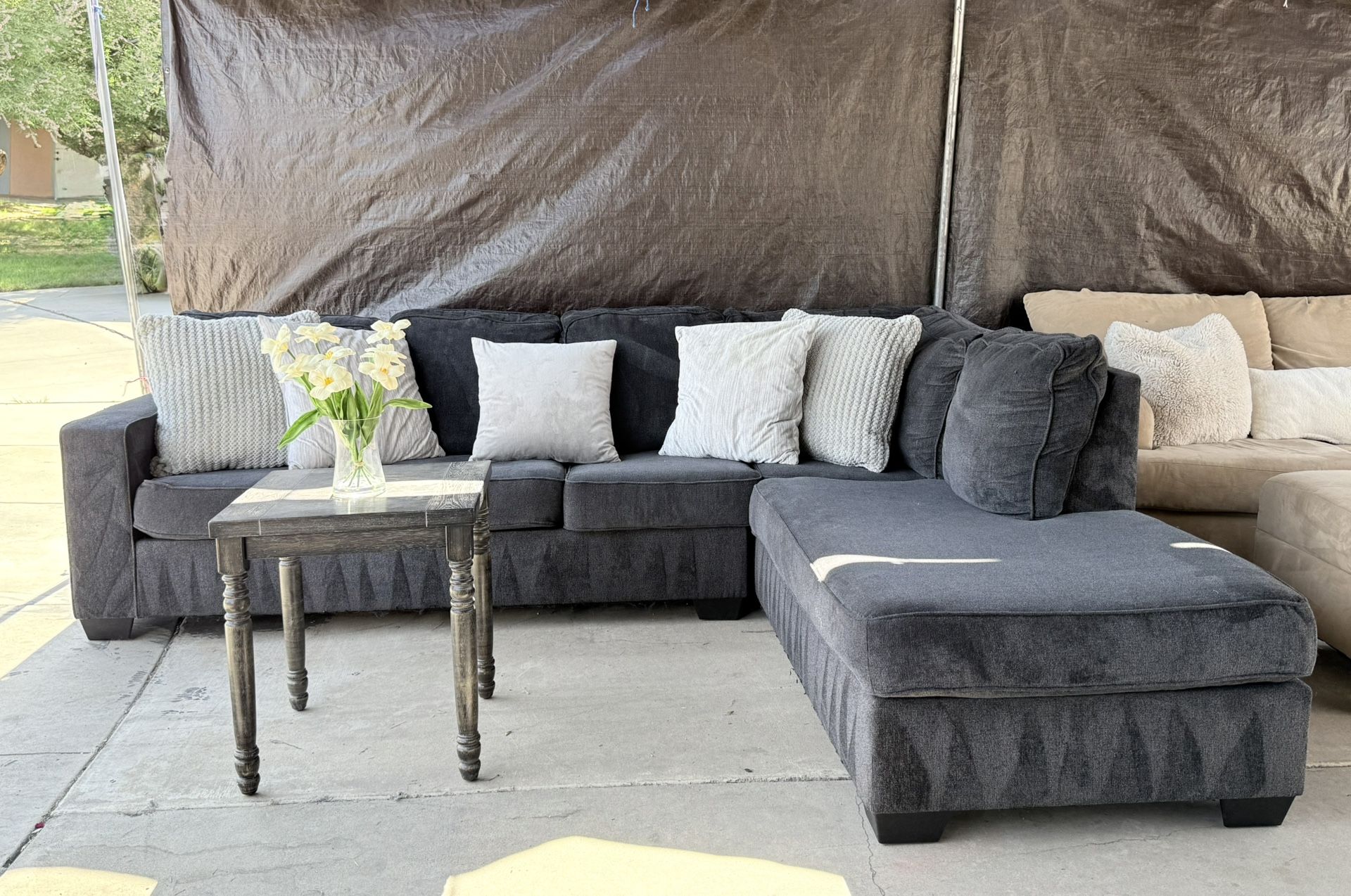 🛋️ FOR SALE: Beautiful L-Shaped Sectional Couch – Comfort Meets Style! 🖤